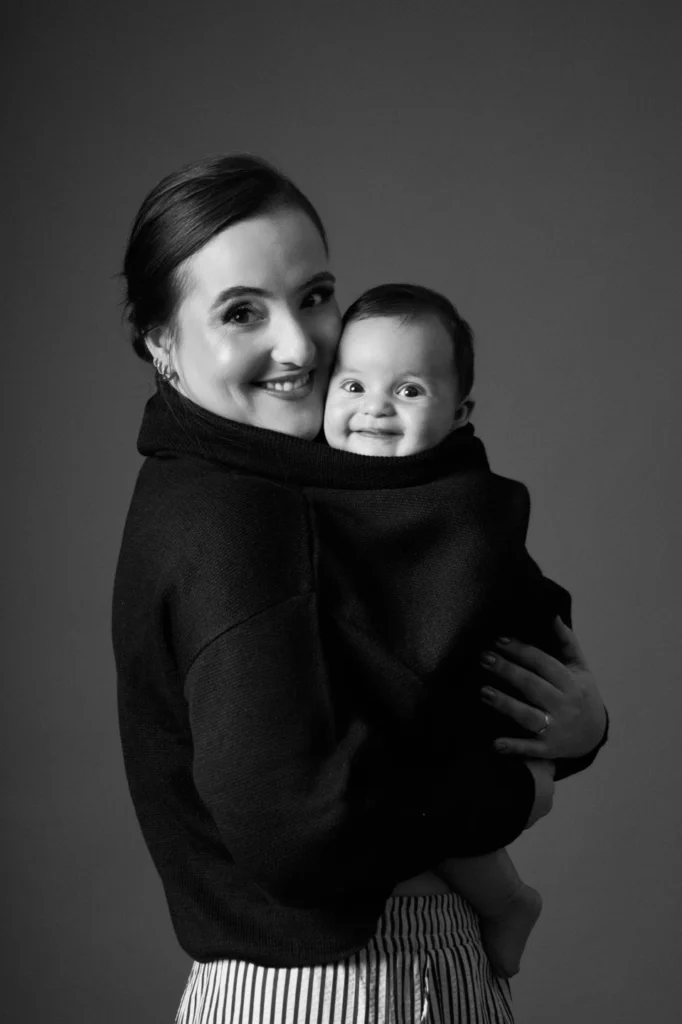 Ensaio de maternidade autêntico em Belo Horizonte - Filipe Rivelli", "Fotografia de mãe e filho estilo minimalista BH