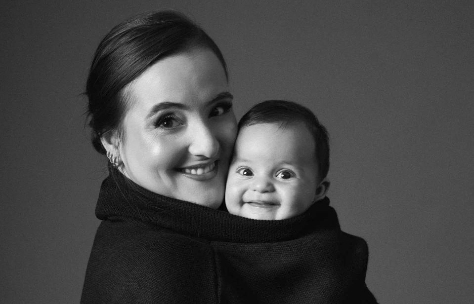 Ensaio de maternidade autêntico em Belo Horizonte - Filipe Rivelli", "Fotografia de mãe e filho estilo minimalista BH