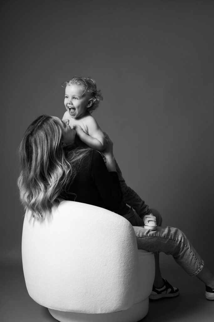 nsaio de maternidade autêntico em Belo Horizonte - Filipe Rivelli", "Fotografia de mãe e filho estilo minimalista BH
