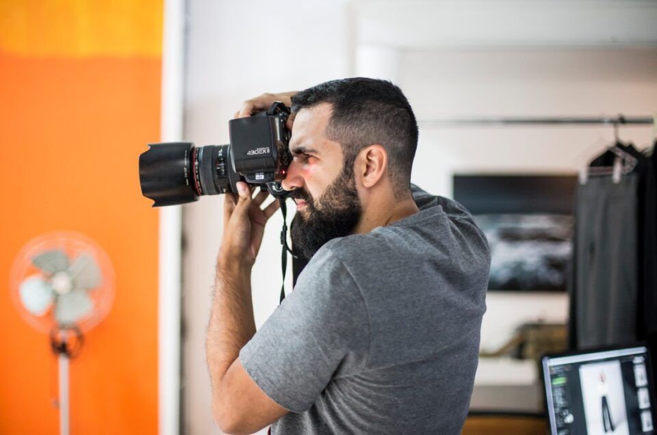 fotógrafo comercial em Belo Horizonte Filipe Rivelli com câmera
